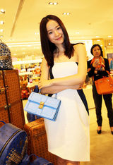 组图：江一燕携手品牌爱心义卖 支援灾区重建