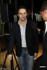 高清组图：刘涛秀白皙香肩 和成龙、F1车手同台