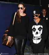 组图：朱莉呵斥狗仔不许偷拍 养子酷劲十足