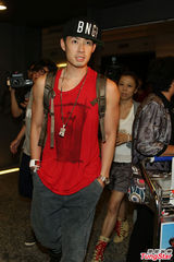 组图：吴建豪返台证实婚讯 否认奉子成婚