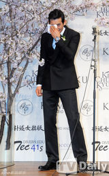 组图：韩星吴志浩大婚落泪 张赫等好友道贺