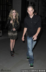 组图：艾薇儿甜美亮相 蟒蛇纹连衣裙抢镜