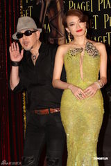 高清图：舒淇发型复古长裙性感 黄秋生装扮新潮