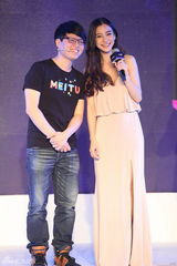 组图：Angelababy粉裙出席商业活动 如邻家小妹