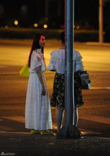 组图：伊能静夜会友人 散步养生