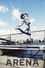 组图：韩星李真旭街头写真 运动时尚自由奔放