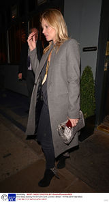 组图：凯特莫斯疲态离开派对 黑脸应对粉丝拍照