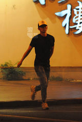 组图：李晨独自出门吃饭 衣着低调形单影只