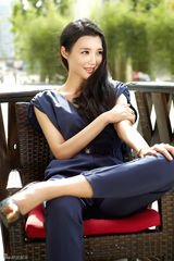 组图：白庆琳时尚写真身材高挑 享受惬意生活