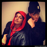 组图：蕾哈娜勾友人摆酷合影 咬手指妩媚撩人