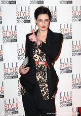 幻灯图：Elle风尚大典美女云集 坎贝尔蛇纹礼服性感