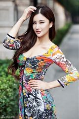 组图：张子瑄夏日写真曝光 花色礼服露锁骨