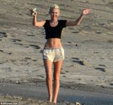 组图：麦莉利亚姆现身海滩相依偎