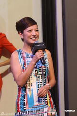 组图：赵薇助阵品牌新店开业 短裙绚丽温柔大方