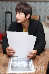 组图：朴施厚《香气》曝后台花絮照秀嫩肤帅气