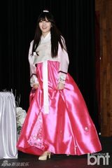 组图：韩团AOA成员身着韩服亮相签名会