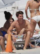 阿诺长子度假比基尼美女围绕 女友翘臀紧贴(图)