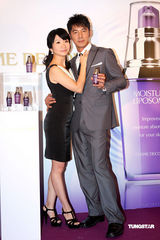 幻灯：陶晶莹与老公首度亲密代言 不忘为小S叫屈