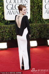 组图：朱莉安-摩尔黑白裙低调雍容