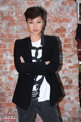 组图：何韵诗帅气亮相开心入围金马奖