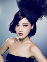 组图：邓家佳最新写真曝光 妆容精致被指像小S