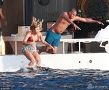 组图：碧昂斯游艇庆32岁生日 与老公跳水high翻