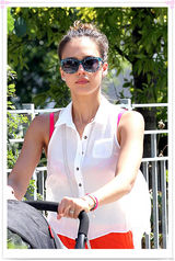 组图：杰西卡-阿尔芭携女现身装扮抢眼