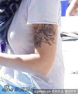 组图：杰西卡-阿尔芭公园亲子游 帮爱女穿鞋显温馨