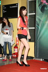 组图：陶晶莹一家三口看戏 曾宝仪天心无男伴