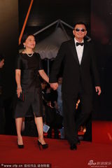 组图：王家卫携妻笑开怀 《宗师》14提名再出征