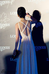 组图：秦海璐出席品牌活动 蓝色礼服显端庄典雅