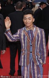 组图：戛纳开幕红毯众星争艳 深V爆乳透视美背