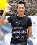 幻灯图：李莞12日上午参军服役 开始两年军队生活