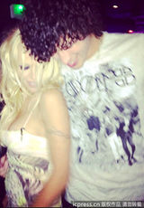 组图：帕梅拉爆乳 斜倚儿子怀中陶醉万分