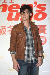 组图：罗志祥代言模特选秀 现场避谈与吸烟妹绯闻