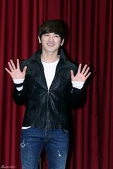 组图：韩国神话组合成员李珉宇结束兵役与粉丝见面