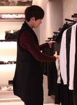 组图：韩星朴海镇上海购物装扮时尚