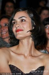 高清：《无果之路》首映女主演秀蕾丝裙 蜜挽男搭档