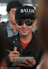 组图：林志颖乘房车赶飞机 为苦守粉丝送签名