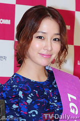 组图：韩星李珉廷亮相粉丝签名会 气质脱俗