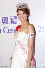 组图：上届港姐为朱晨丽加冕 应届港姐三甲竞艳