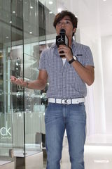 组图：贺军翔现身上海捞金 打造摩登时尚新造型