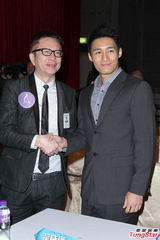 组图：尚格云顿助阵2012亚姐竞选赞佳丽优雅