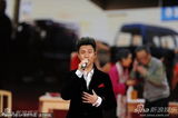 组图：陈坤春晚演唱《好久没回家》