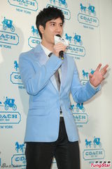 组图：王力宏西装亮相代言阳光俊朗