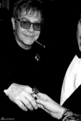 组图：好莱坞明星曝趣味写真 布莱切特托胸搞怪