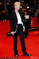 组图：蒂尔达-斯文顿帅气套装红唇气场强大