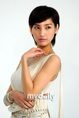 组图：韩星李海仁宣传个人写真集 纤腰爆乳秀性感