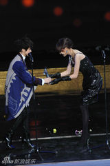 组图：唐嫣性感出席星尚盛典 携手彭于晏亮相