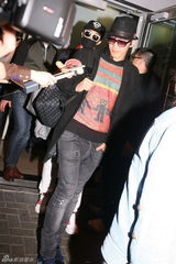 组图：韩国2PM成员闪电现身香港 众多粉丝机场守候